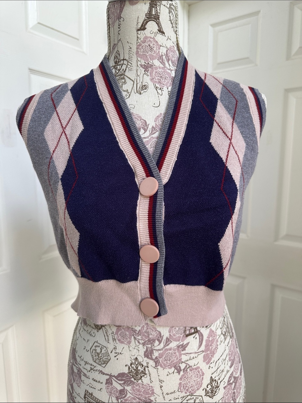 Women’s Navy and Blush Argyle Cropped Button Sweater Vest Unbranded Size XS